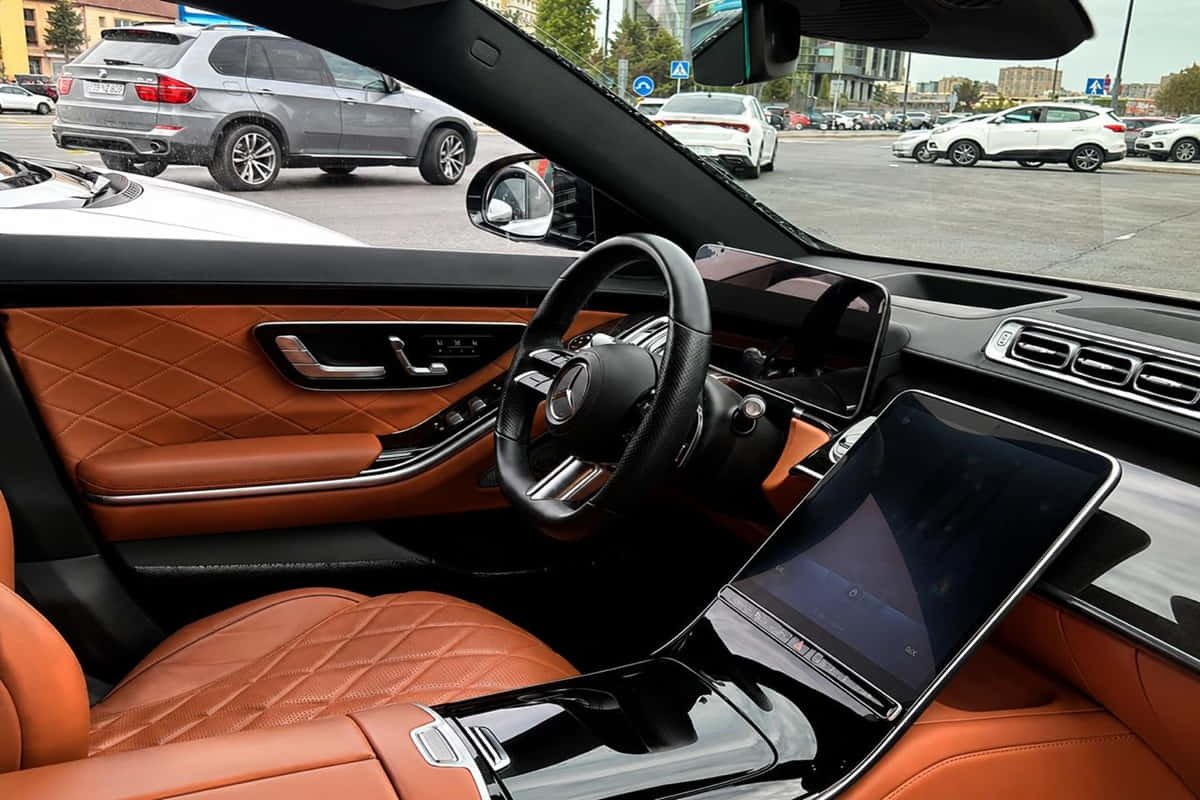 Интерьер Mercedes S-класса в Баку: роскошная приборная панель и сиденья.
