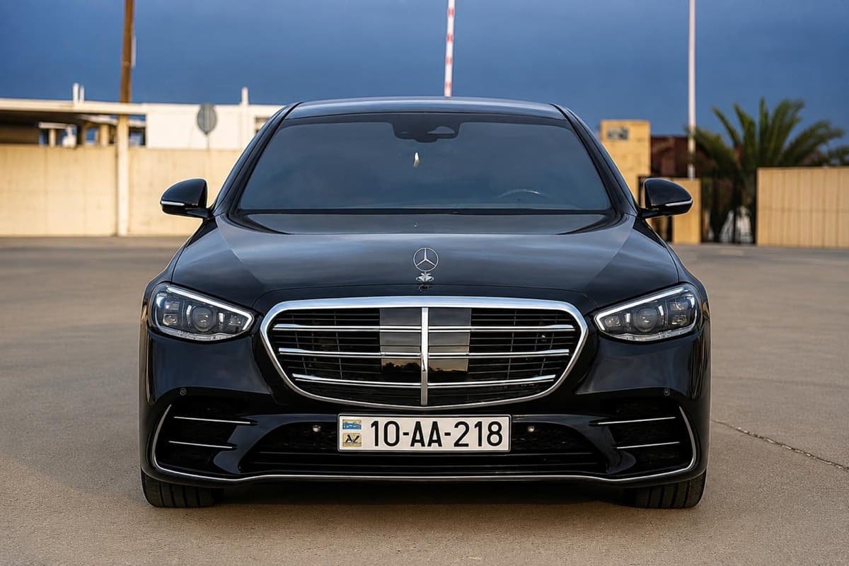 Вид спереди на автомобиль Mercedes S-Class с водителем в Баку.