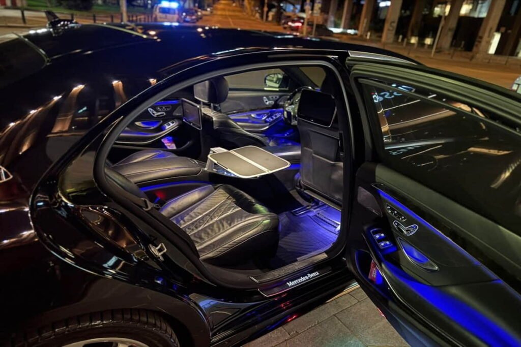Ətraf işıqlandırma və qatlanan masa ilə təchiz olunmuş Mercedes Maybach lüks arxa salonu
